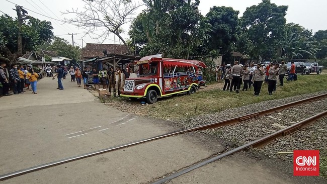 Ketua RT 01, Sulaeman meminta pemerintah memasang palang pintu di perlintasan kereta api yang menjadi lokasi kecelakaan maut odong-odong di Desa Silebu, Banten.