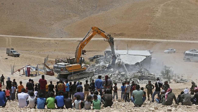 Israel Hancurkan Masjid Rasulullah di Hebron Dengan bersenjatakan alat berat, aparat Israel menyerbu daerah Khallet Taha dan merobohkan masjid Rasoolallah seluas 100 meter persegi itu.