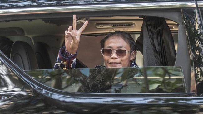 Bonge mendekati Baim Wong dan meminta satu kata untuk pemuda itu, suami Paula itu menyebut "monyet".