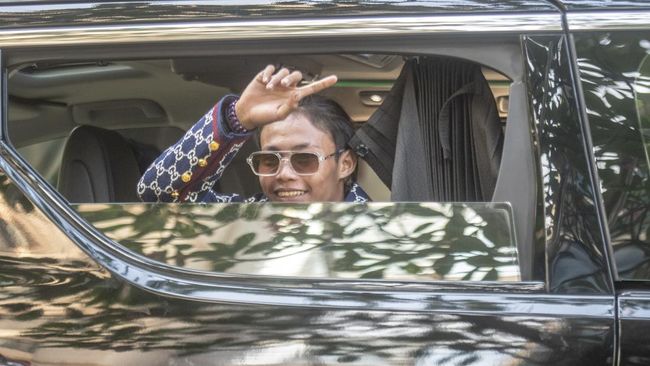 Bonge asyik joget bareng Gubernur Jawa Barat Ridwan Kamil di sebuah jembatan di Situ Rawa Kalong, Depok, Jawa Barat.