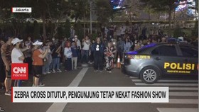 VIDEO: Zebra Cross Ditutup, Pengunjung Tetap Nekat Fashion Show