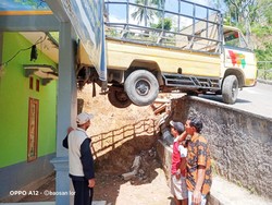 Pikap Rombongan Pengantin Ponorogo Nyangkut di Atap Rumah