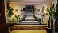 <p>Rumah Yuni Shara juga memiliki tangga instagramable, nih. Tangga ini juga dipenuhi oleh tanaman hias, misalnya saja paku tanduk rusa dan kaktus. (Foto: YouTube TRANS7 OFFICIAL)</p>