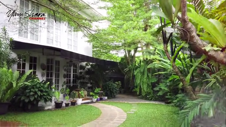 Potret Rumah Yuni Shara Potret Rumah Yuni Shara
