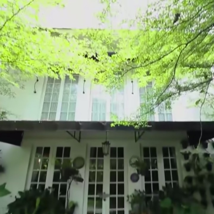 <p> Penyanyi cantik Yuni Shara memiliki rumah besar yang cantik nih, Bunda. Rumah ini dipenuhi dengan tanaman-tanaman hijau. (Foto: YouTube TRANS7 OFFICIAL)</p>