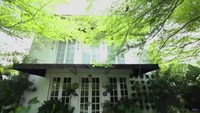 <p> Penyanyi cantik Yuni Shara memiliki rumah besar yang cantik nih, Bunda. Rumah ini dipenuhi dengan tanaman-tanaman hijau. (Foto: YouTube TRANS7 OFFICIAL)</p>
