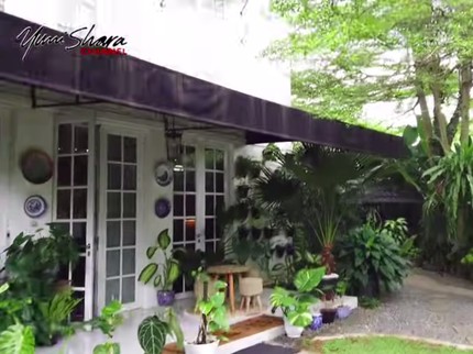 7 Potret Rumah Yuni Shara yang Teduh, Penuh Tanaman Hijau