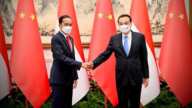 Mengawali kunjungan ke China, Presiden Joko Widodo (Jokowi) bertemu dengan PM Li Keqiang, orang nomor dua paling berpengaruh di Negeri Tirai Bambu.
