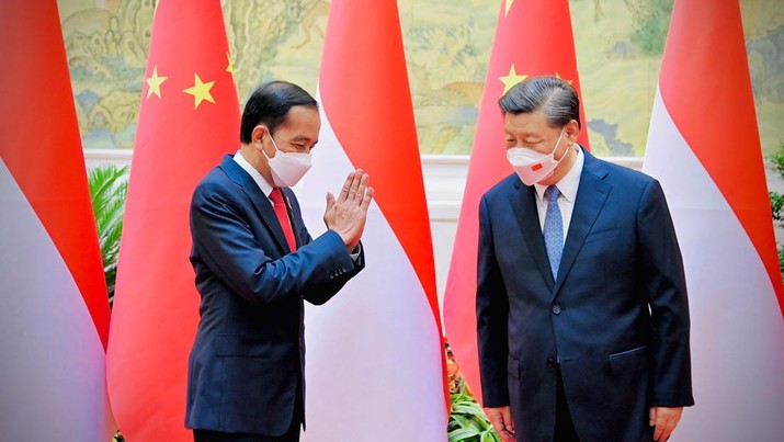 Presiden Jokowi melakukan pertemuan bilateral dengan Presiden Republik Rakyat Tiongkok (RRT) Xi Jinping di Villa 14, Diaoyutai State Guesthouse, Beijing, Selasa sore, 26 Juli 2022. Presiden Jokowi disambut oleh Presiden Xi dan keduanya langsung melakukan foto bersama. Setelahnya kedua pemimpin negara bersama-sama menuju ruang pertemuan. (Dok: Biro Pers Sekretariat Presiden)