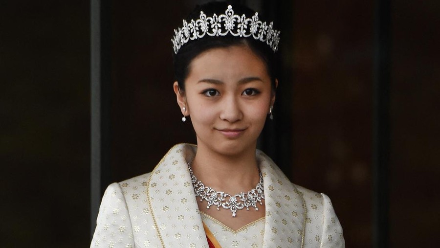 Japan's Princess Kako, the second daughter of Prince Akishino and Princess Kiko, in full dress leaves the Imperial Palace in Tokyo after meeting with the emperor and empress on December 29, 2014. Kako, a granddaughter of Emperor Akihito and Empress Michiko, celebrated her 20th birthday on December 29.    AFP PHOTO / Toru YAMANAKA (Photo by TORU YAMANAKA / AFP) (Photo by TORU YAMANAKA/AFP via Getty Images)