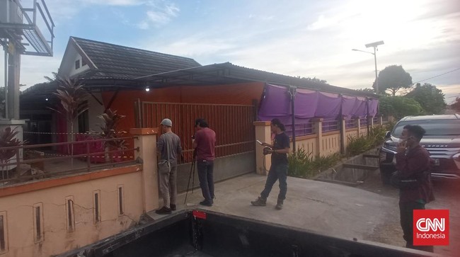 Tante Brigadir J langsung menghubungi jurnalis ketika mendapati kejanggalan aparat kepolisian. Namun, setelah diberitakan, videonya hilang dari Youtube.