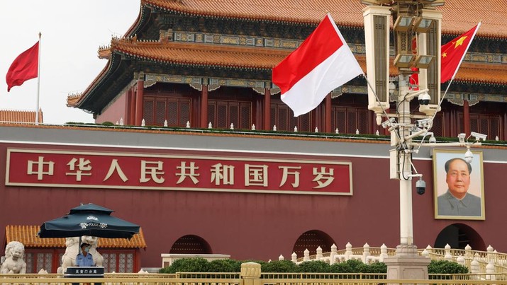 Seorang petugas polisi berjaga di dekat bendera Indonesia dan China di depan Gerbang Tiananmen, saat Presiden Indonesia Joko Widodo mengunjungi Beijing, China 25 Juli 2022. (REUTERS/CARLOS GARCIA RAWLINS)