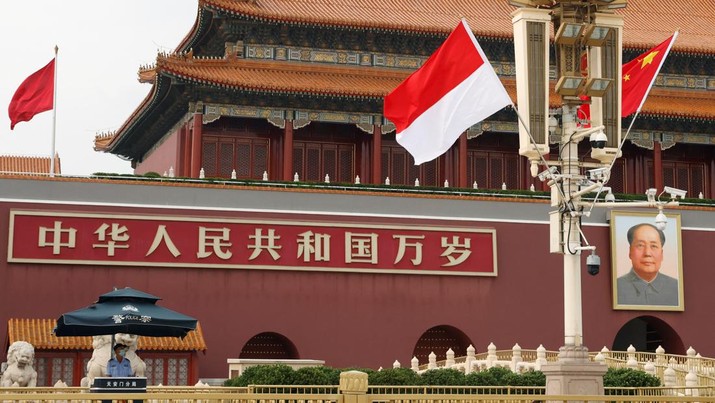 Seorang petugas polisi berjaga di dekat bendera Indonesia dan China di depan Gerbang Tiananmen, saat Presiden Indonesia Joko Widodo mengunjungi Beijing, China 25 Juli 2022. (REUTERS/CARLOS GARCIA RAWLINS) Seorang petugas polisi berjaga di dekat bendera Indonesia dan China di depan Gerbang Tiananmen, saat Presiden Indonesia Joko Widodo mengunjungi Beijing, China 25 Juli 2022. (REUTERS/CARLOS GARCIA RAWLINS)