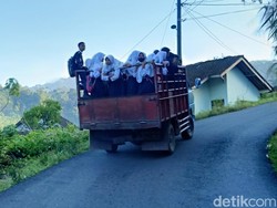 Anak Banjarnegara Sekolah Naik Truk, Ternyata Tak Hanya di Pandanarum