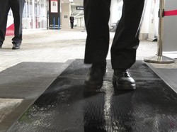 Waspada PMK, Bandara Perth Uji Coba Keset Sanitasi untuk Penumpang dari RI