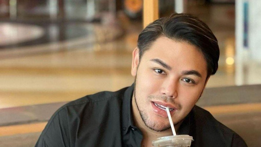 10 Gaya Hits Ivan Gunawan yang Hobi Kulineran Usai Sukses Diet