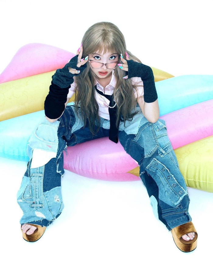 Beda dari sebelumnya, kali ini Nayeon TWICE lebih swag dengan kemeja pink yang dipadukan celana oversize berbahan jeans. Untuk melengkapi penampilannya, Nayeon memakai kacamata hingga wedges./ Foto: instagram.com/dazedkorea