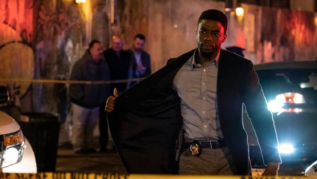 Jadwal Bioskop Trans TV hari ini (11 November) 21 Bridges. Berikut sinopsis 21 Bridges yang dibintangi mendiang Chadwick Boseman.