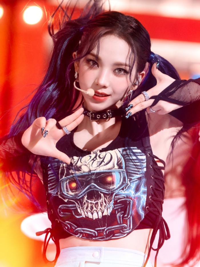 Foto-foto Karina yang diunggah oleh SBS tersebut sukses membuat netizen berdecak kagum dengan visual Karina yang dianggap