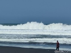 Detik-detik Wisatawan Terseret Rip Current Parangtritis Saat Selamatkan Teman