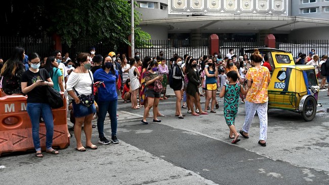 Sejumlah jalur kereta di Metro Manila, Filipina, harus berhenti beroperasi imbas gempa yang melanda negara itu, Rabu (27/7).