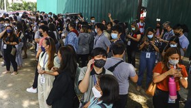 FOTO: Kepanikan Warga saat Gempa M 7,3  Guncang Filipina