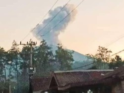 Jarak Aman Warga Beraktivitas 2 Km dari Puncak Gunung Raung yang Erupsi