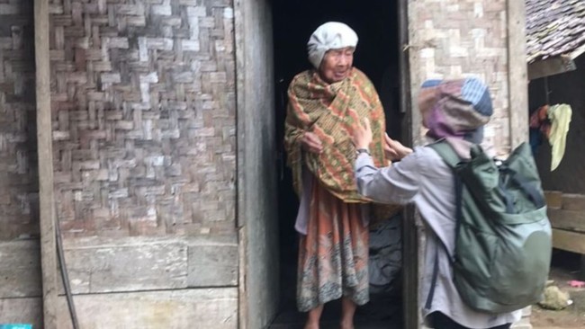 Aki Uyet sudah berumur 125 tahun. Belasan warga Kampung Adat Miduana, Cianjur, juga berusia lebih dari 100 tahun. Mereka hidup berdampingan dengan alam.