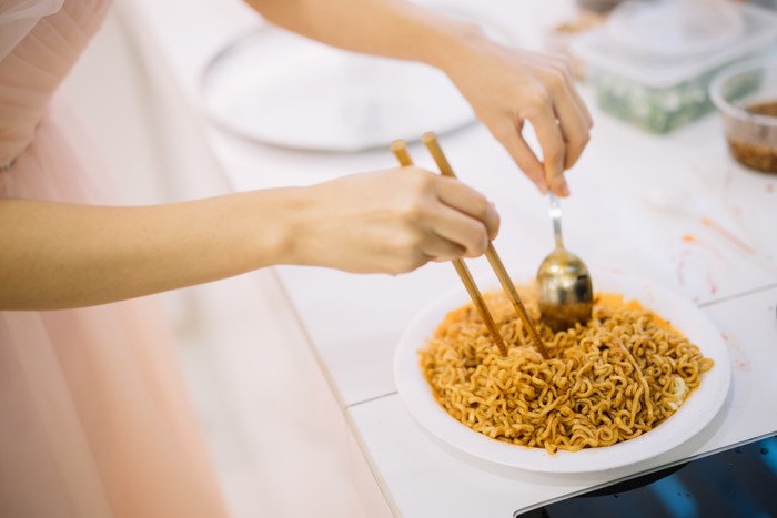ibu hamil makan mi instan