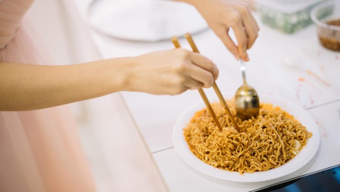 ibu hamil makan mi instan