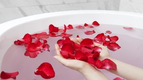 Bukan Mistis, Mandi Kembang Ternyata Bermanfaat Buat Kesehatan Mental