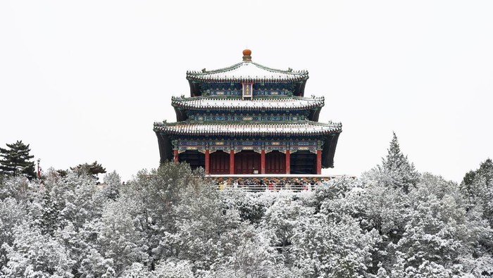Beijing Jingshan Wanchun Pavilion in the snow