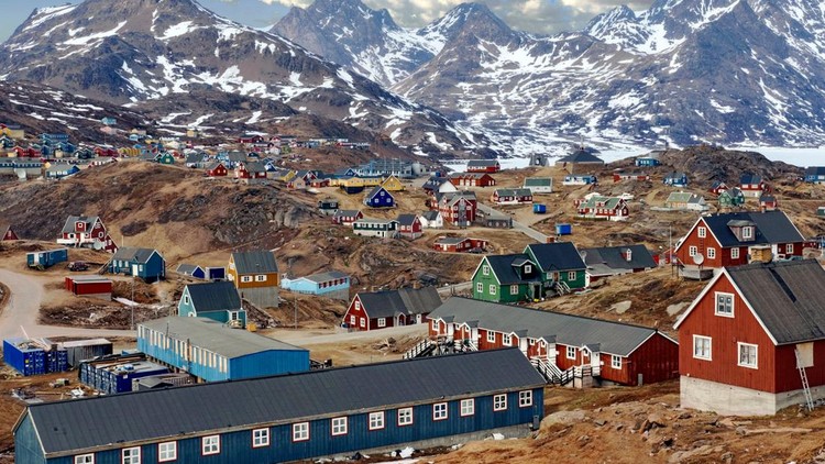 Ilustrasi Negara Paling Dingin di Dunia A view of Tasiilaq, a town surrounded by high mountains in Eastern Greenland