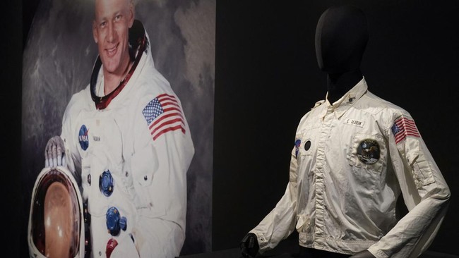 Jaket astronaut Buzz Aldrin ketika menginjakkan kaki di Bulan memecahkan rekor harga lelang Sotheby's, berapa nilainya?
