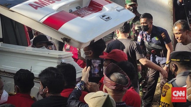 Kadiv Humas Polri Irjen mengatakan tak ada larangan bagi keluarga ataupun kuasa hukum untuk melihat autopsi ulang Brigadir J di RSUD Sungai Bahar.