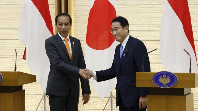 Presiden Republik Indonesia, Joko Widodo, bertemu Perdana Menteri Jepang, Fumio Kishida, di Tokyo, Rabu (22/7) malam waktu setempat.