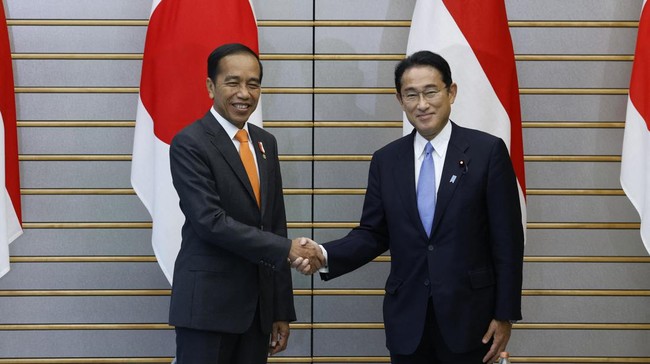 Presiden Republik Indonesia, Joko Widodo, mendapat sambutan hangat dan bersahabat dari Perdana Menteri Jepang, Fumio Kishida, di Tokyo, Rabu (27/7).