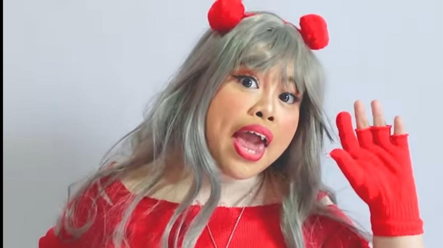 Kekeyi saat memparodikan video klip Nayeon 'POP!'