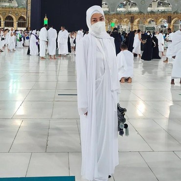 Habis Umrah Pakai Baju Terbuka, Lulu Tobing Kena Sindir Netizen