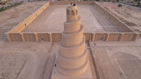 FOTO: Berkunjung ke Menara Spiral Unik Masjid Agung di Irak