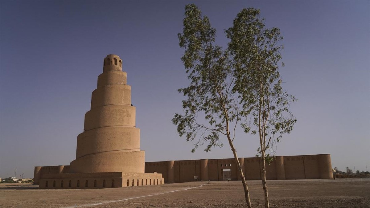 FOTO: Berkunjung ke Menara Spiral Unik Masjid Agung di Irak