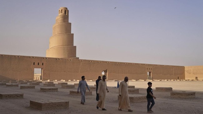 FOTO: Berkunjung ke Menara Spiral Unik Masjid Agung di Irak