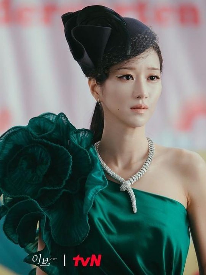 Mengingat Seo Yea Ji di It’s Okay to be Not Okay, di Eve Seo Yea Ji juga tampil nyentrik dengan gaun super heboh. Salah satunya mini dress berwarna hijau dengan aksen bunga di bagian dada./ Foto: instagram.com/tvn.eve/