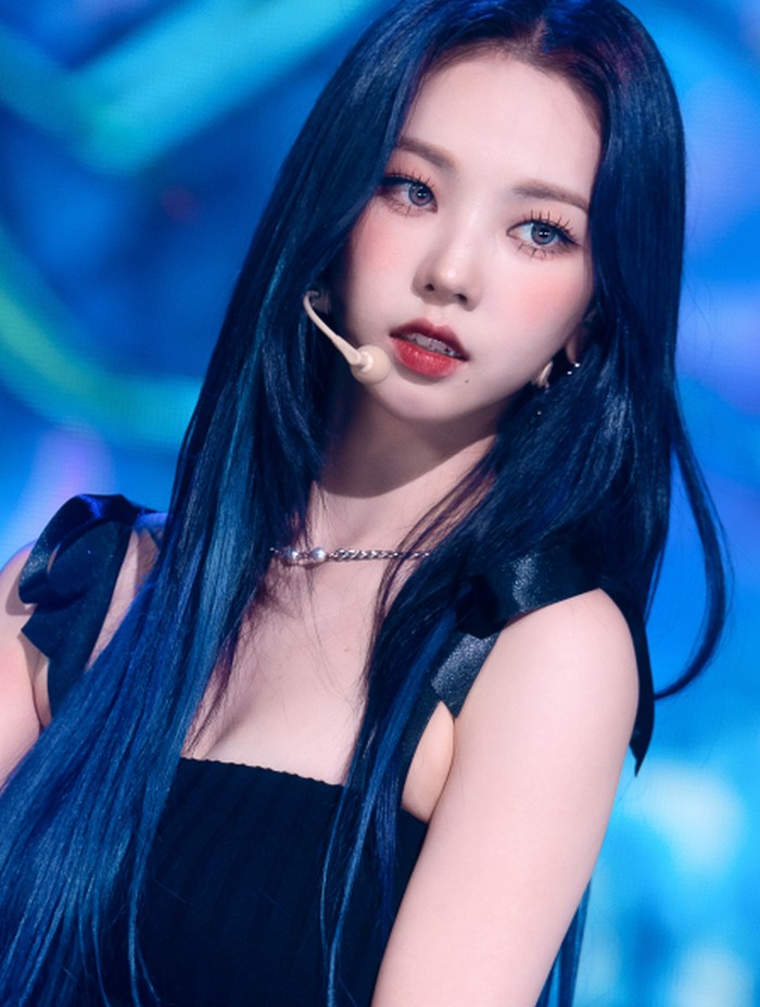 Menurut netizen, foto-foto candid Karina yang ditangkap oleh kamera SBS ini terlihat seperti grafik 2D, yang membuat visual-nya semakin terlihat terlalu sempurna untuk jadi nyata. Setuju nggak nih, Beauties?/ foto: sbs.co.kr