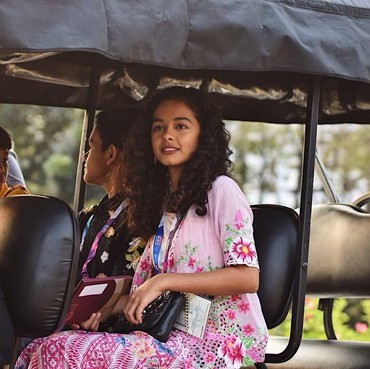 Sendirian Duduk di Halte, Penampilan Mutiara Putri Anies Baswedan Tuai Pujian