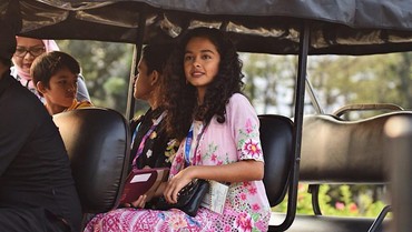 img-title Sendirian Duduk di Halte, Penampilan Mutiara Putri Anies Baswedan Tuai Pujian