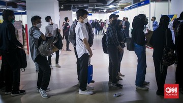 Ekonom menilai imbas triple crises, antara lain mencari pekerjaan semakin susah dan krisis biaya hidup.