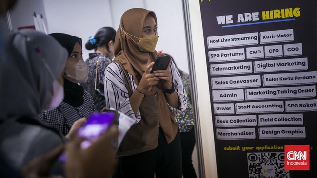 Gelombang pemutusan hubungan kerja (PHK) menjadi pertanda bayang-bayang stagflasi mulai mendekati Indonesia.