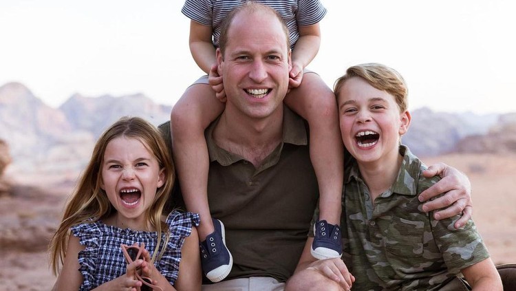Pangeran William Bersama George, Louis, dan Putri Charlotte