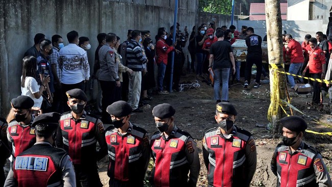 Penyebab luka pada jari manis dan kelingkin bagian tangan kiri Brigadir J diduga akibat terkena hempasan peluru yang ditembakkan menembus tubuhnya.